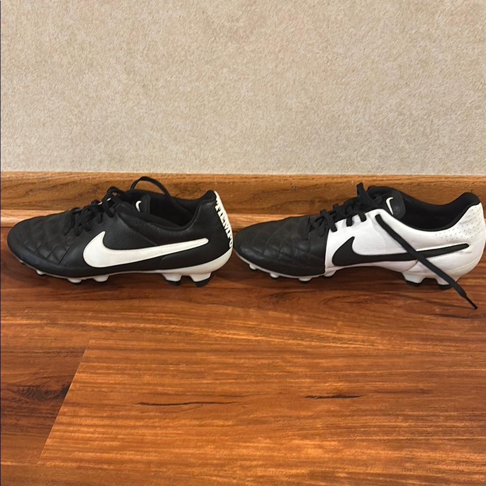 Men’s 10.5 Nike Tiempo V Genio soccer cleats. Light wear and great condition